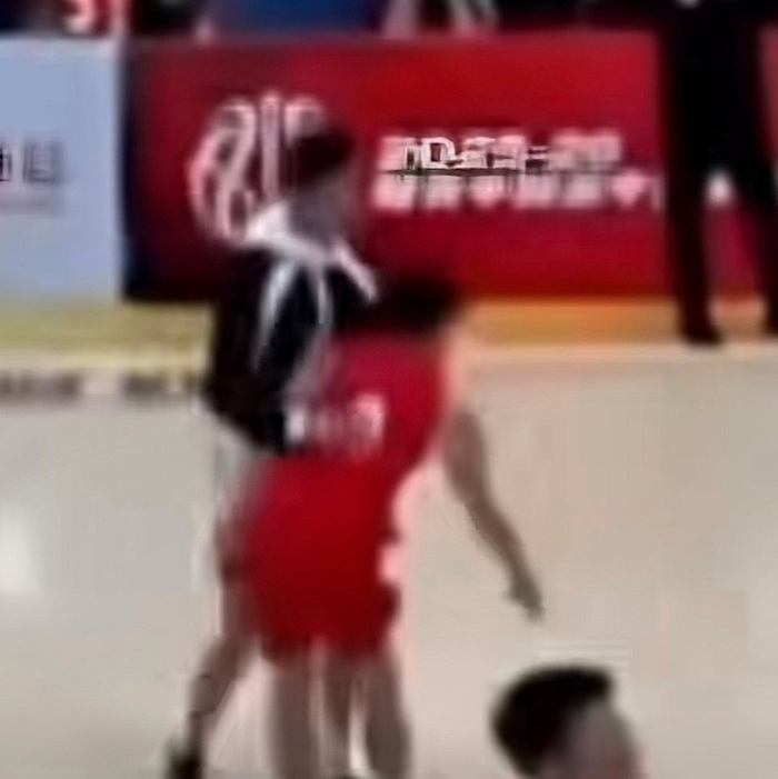 皇冠体育-高中篮球火爆冲突!球员赢球后挑衅对手 大量家长冲入球场 殴打学|淄博|潍坊|比赛|一中_新浪新闻