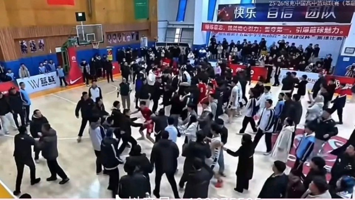 皇冠体育-高中篮球火爆冲突!球员赢球后挑衅对手 大量家长冲入球场 殴打学|淄博|潍坊|比赛|一中_新浪新闻